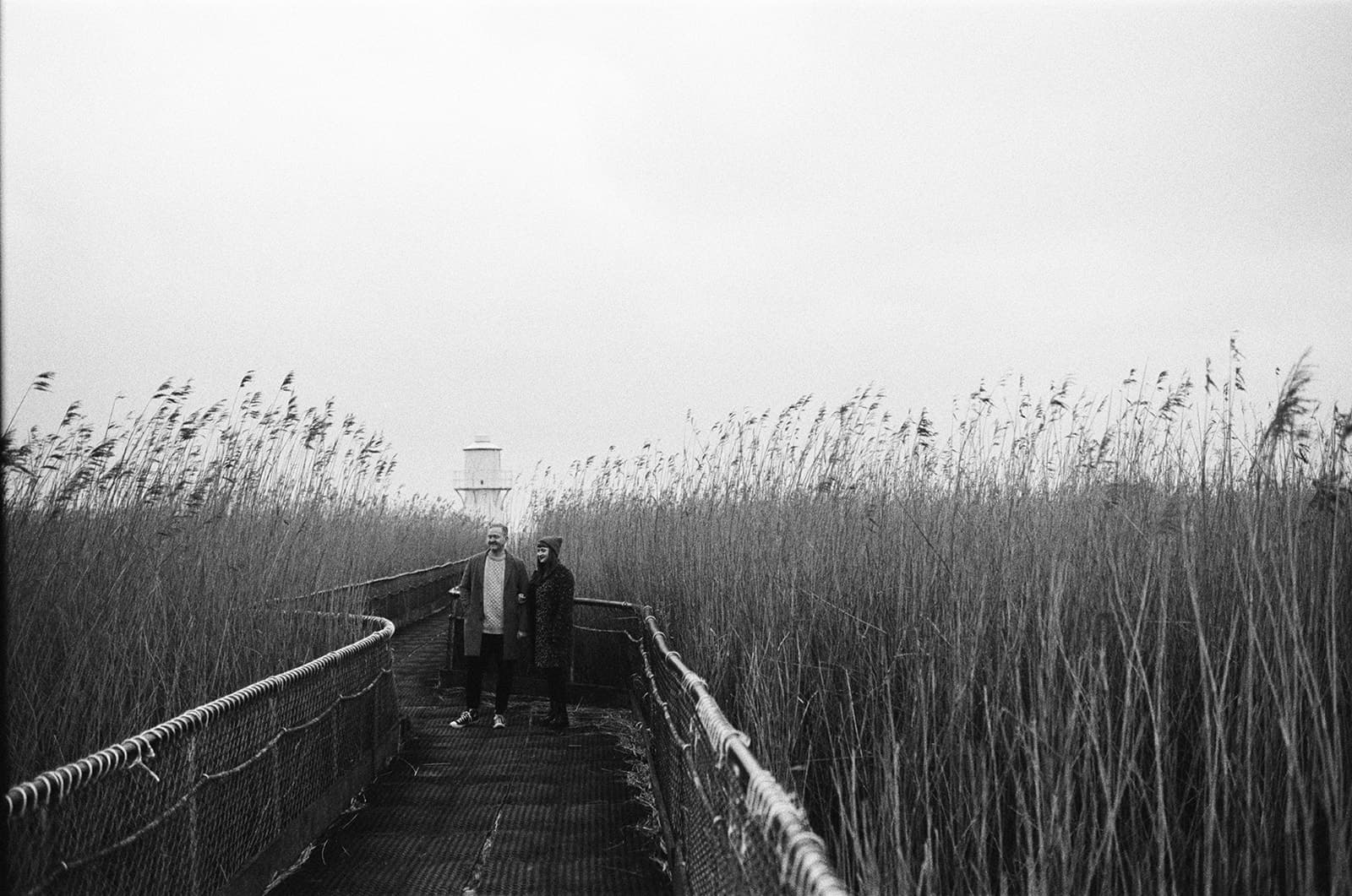 East Usk Lighthouse, couple session, 35mm film photography, couple in long grass